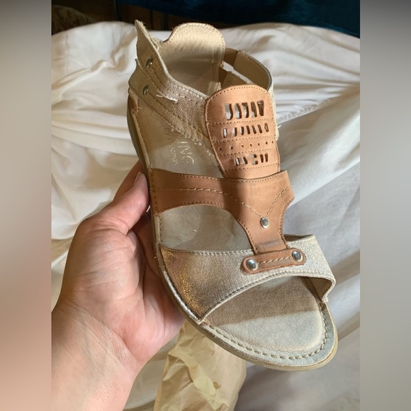 Leather Dress Sandals High Quality Size 8 Beach Resortwear Vacation Gold Tan Zip - Picture 1 of 4